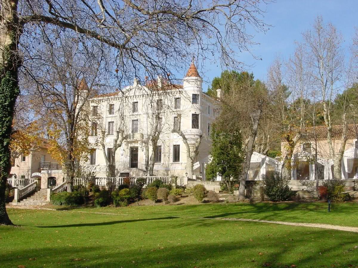 Le château des Creissauds, un élégant manoir blanc du 19ème siècle.